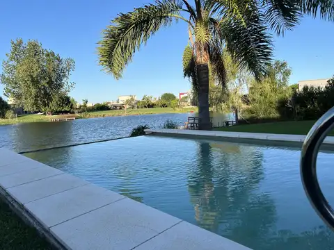 HERMOSA CASA A LAGUNA DESARROLLADA EN UNA PLANTA EN CANTON NORTE