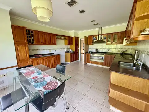 Casa 5 ambientes con 4 baños