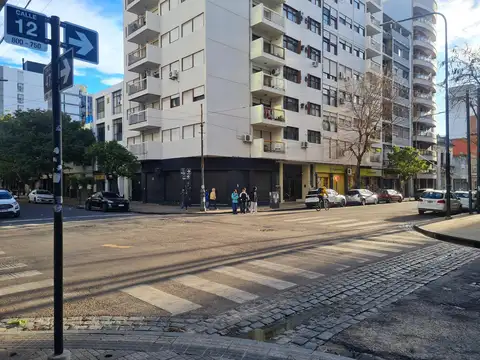 Departamento dos habitaciones y balcón al frente en Esq. 12 y 47