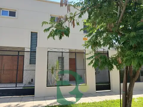Venta casa 5 ambientes.Castelar Norte