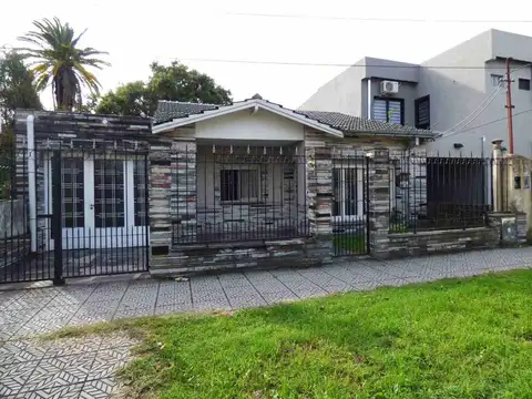 Casa 3 ambientes en venta F.Varela jardín y garage