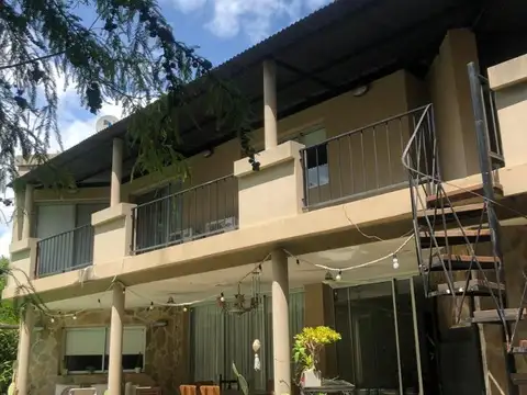 Casa 6 ambientes con 4 baños