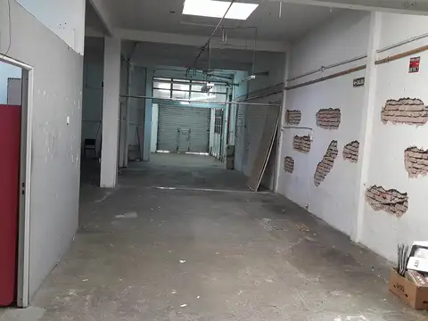 BUEN GALPON TODO LOZA ENTRADA DE TRAFIC - MUY BUENA LUZ INTERIOR