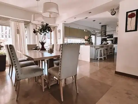 Casa en Venta con 8 cocheras