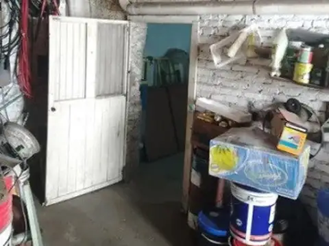 Galpón + vivienda. Dos lotes de 10x50m