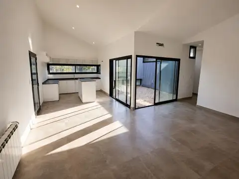 Casa en Alquiler con 3 cocheras