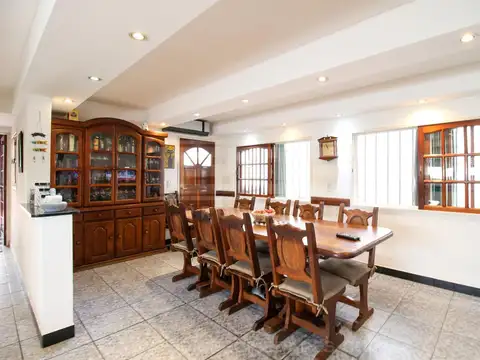 Vieytes al 300 entre Laprida y Alsina