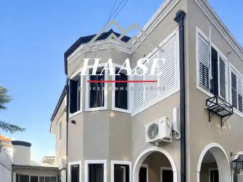 Casa antigua, pisos de pinotea y vitrales 14 x 17 V.López