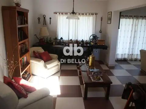 Casa 6 ambientes con 2 baños
