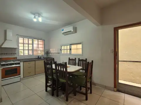 Casa 6 ambientes con 2 baños
