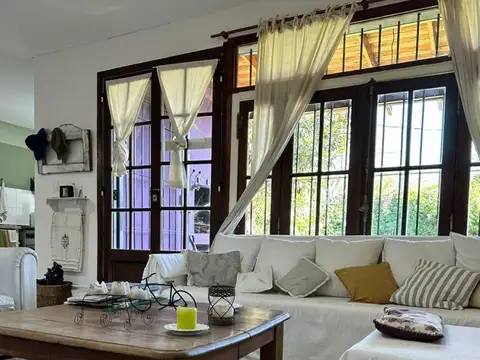 Casa en Venta con 2 cocheras