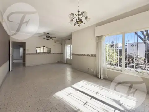 RESERVADA - Gran casa en esquina con terraza, quincho y vista al estadio – A metros de Mitre