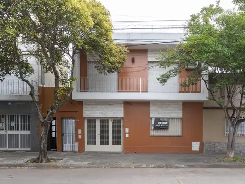 VENTA - CASA DE DOS DORMITORIOS Y COCHERA - BARRIO ARROYITO