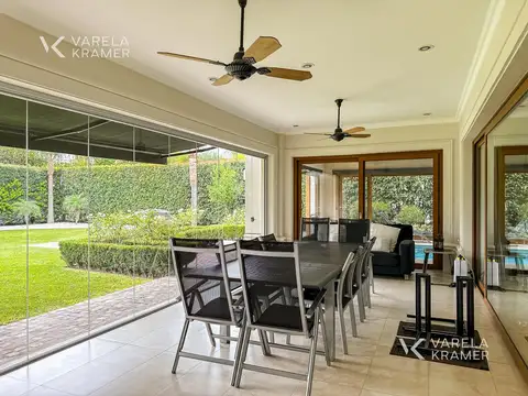 Casa en Alquiler con 2 cocheras