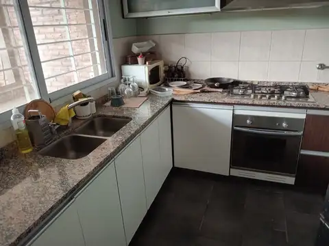FUNES 2 dorm, 2 baños doble  cochera pasante , piscina , quincho . asadorA/A