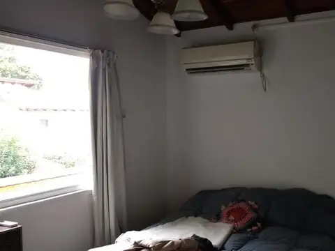 Casa en Country Maschwitz Club.- COD 942