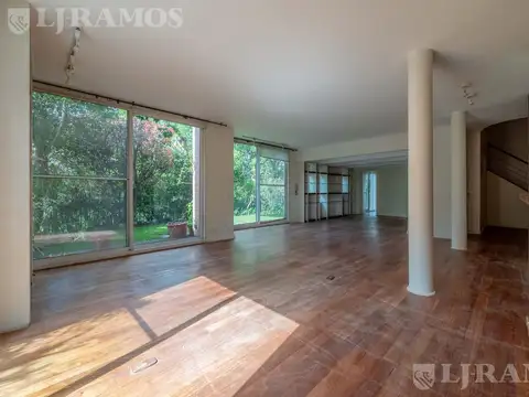 Departamento en dos plantas con jardín, ascensor propio y 4 cocheras