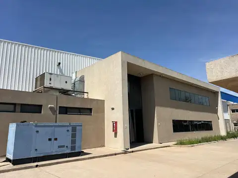 En venta galpón Industrial con Oficinas y Servicios Completos – Parque Ferreyra