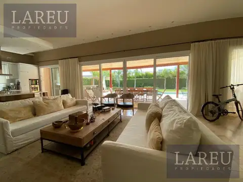 Impecable Casa en Venta con renta - Las Liebres