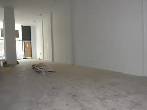 Exelente Local sobre Av. Cabildo