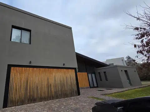 Casa en Alquiler con 4 cocheras