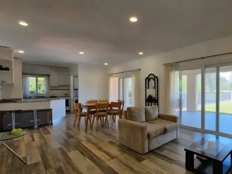 Casa 4 ambientes con 2 baños