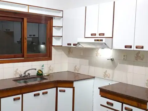 VENTA CASA 3 AMB. QUINCHO Y FONDO LIBRE LANUS