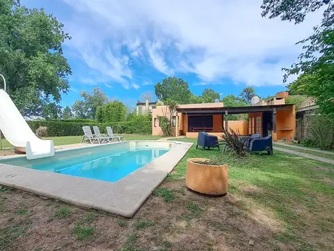 VENTA - Casa de 2 dormitorios con piscina, galería y cochera - Funes.