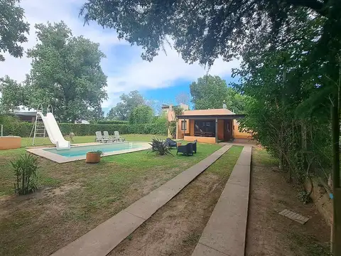VENTA - Casa de 2 dormitorios con piscina, galería y cochera - Funes.