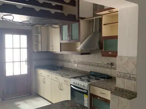 Casa en Alquiler en Talleres Oeste, $ 900.000