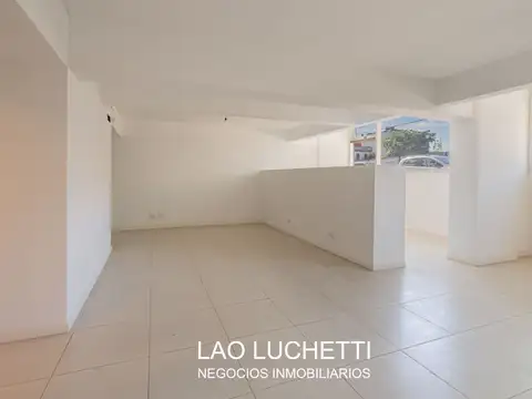 LOCAL DE 243m2 CON  EXCELENTE VIDRIERA  PLENO DOHO 