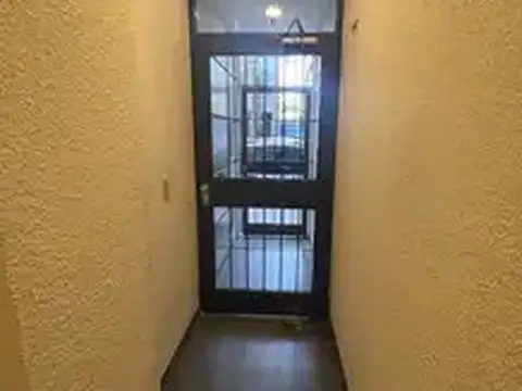 Angel J. Carranza 1400, Piso pb