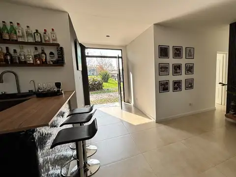 Exclusiva Residencia a Estrenar en Isla del Este | Muelle Propio, 350 m² Cubiertos y Lujo Total frente al Agua, Lote 1313m2