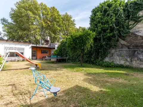 VENTA - Casa 2 dormitorios con Cochera y Amplio Jardin. Echesortu