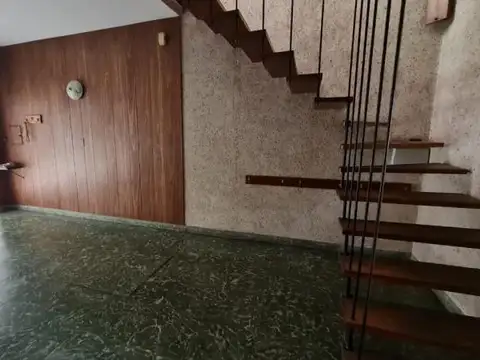 Casa 7 ambientes con 2 baños