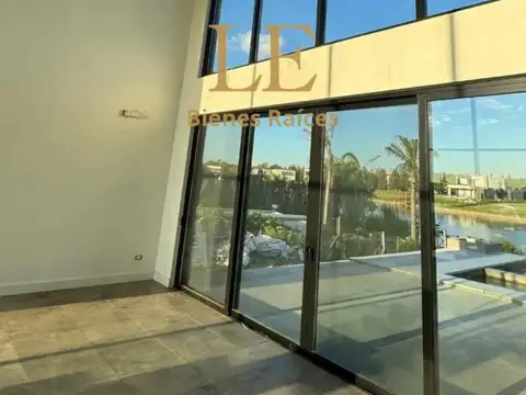 Casa en Venta con 4 cocheras
