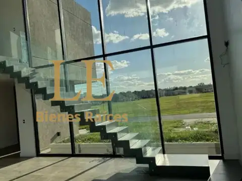 Casa 4 ambientes con 5 baños