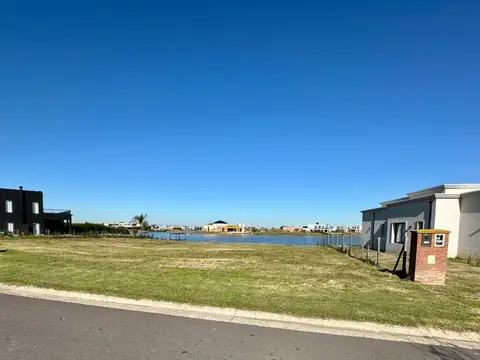 LOTE A LA LAGUNA BARRIO SAN SEBASTIAN AREA 8 950M2