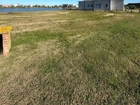 LOTE A LA LAGUNA BARRIO SAN SEBASTIAN AREA 8 950M2