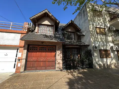CASA EN ALQUILER DE 5 AMBIENTES CON GARAGE Y PILETA EN VILLA DEVOTO EXCELENTE