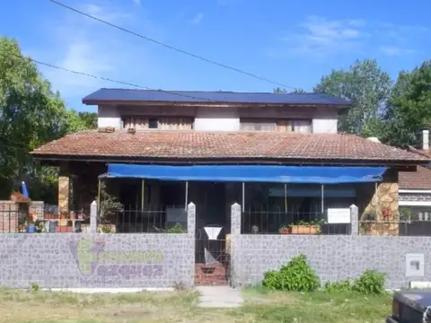 Casa mas cuatro departamentos