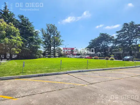 Oficina en alquiler 258 m2 con 5 cocheras dentro de predio con seguridad, Olivos