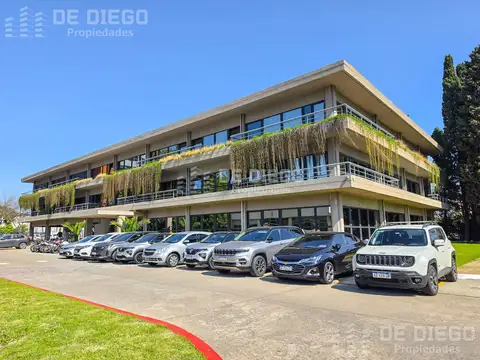 Oficina en alquiler 258 m2 con 5 cocheras dentro de predio con seguridad, Olivos
