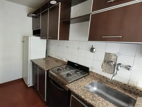 Departamento 2 ambientes c/balcón - cocina separada - Morón
