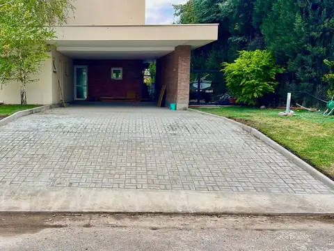 Casa 9 ambientes con 3 baños