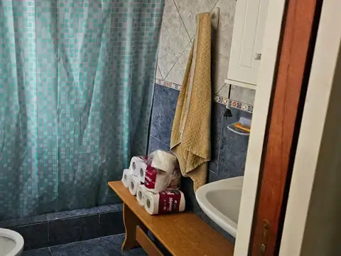 Casa con 3 locales y galpon en venta Chaco 2295 - U$s98.000