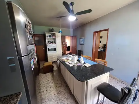 Casa 5 amb. con jardín y cochera.