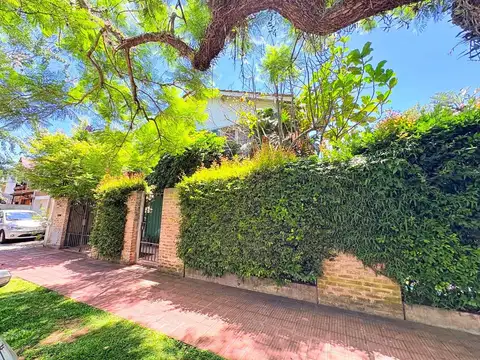 Acassuso Libertador al Río, Lindísima Casa en Venta , 3 dormitorios, dependencia, pileta