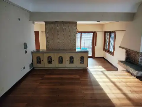 Casa 14 ambientes con 4 baños