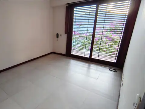 Casa de 5 dormitorios con patio y cocheras en venta en La Plata sobre Calle 36 [Cod: 2838-27]